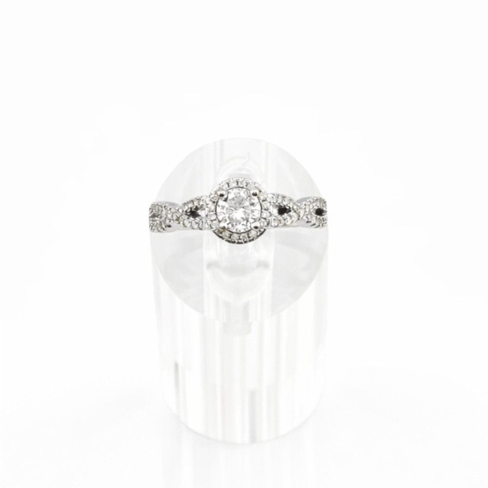 Engagement Ring 
Round-Cut Diamond Halo